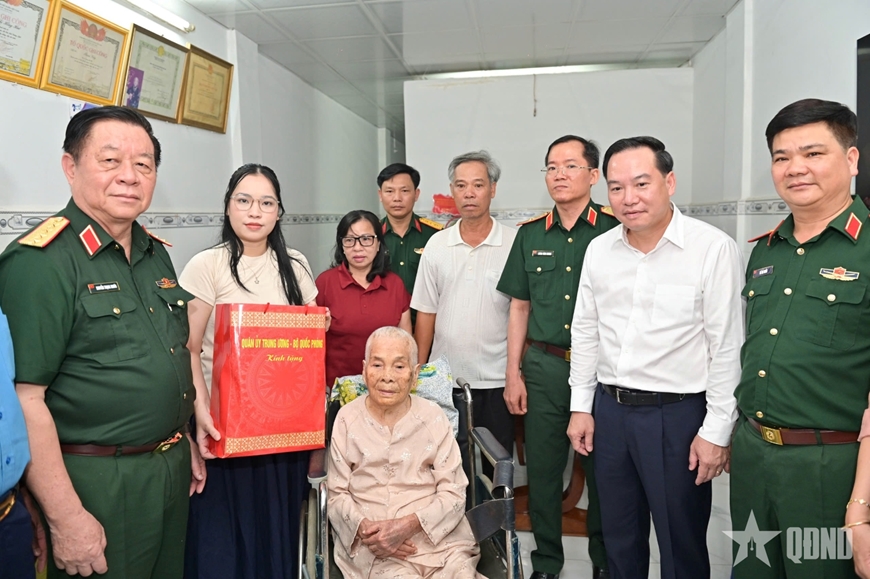 Gallery - 	Đại tướng Nguyễn Trọng Nghĩa thăm, tặng quà tại tỉnh Khánh Hòa